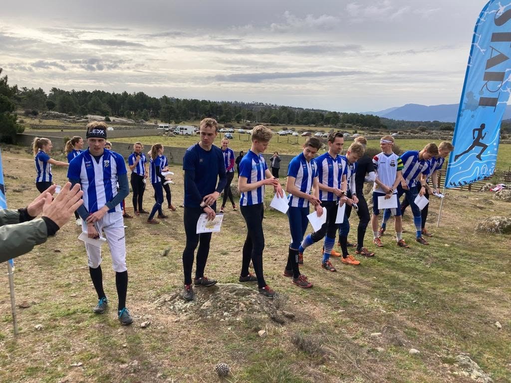 Athletes with maps at a Maximus SportIdent training session
